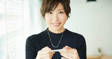 名刺交換で、三流はそのまま名刺入れにしまい、二流は相手の目を見て名刺を両手で受け取る。では一流は?