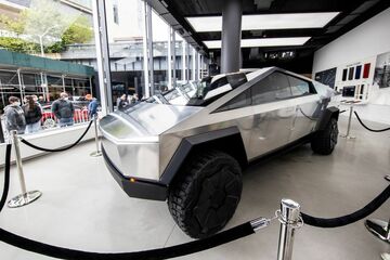 テスラ新モデル見送り、成長妨げのリスクに
