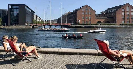 なぜ働く時間は短いのに“稼ぐ力”は世界上位？ 資源も人口も乏しい小国デンマークが編み出した超合理的な労働システム