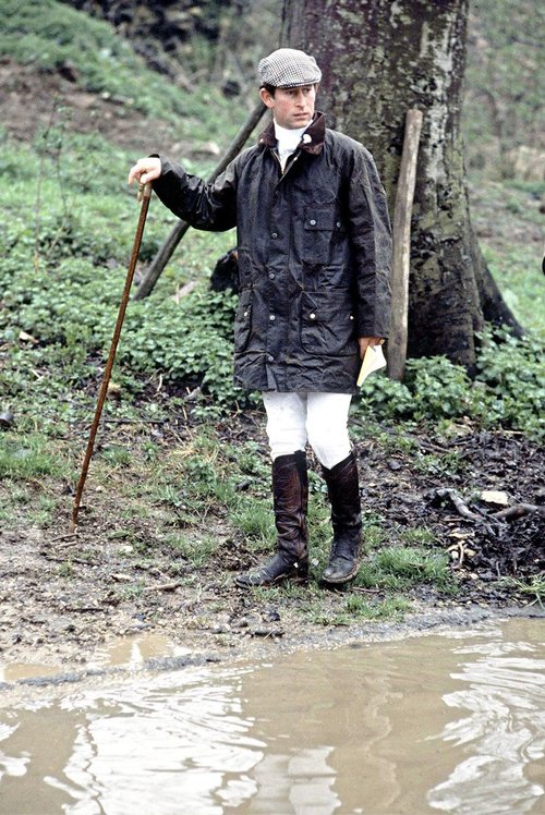 バブアーのジャケット「ソルウェイジッパー」を着て田園地帯を散策する、英国のチャールズ皇太子