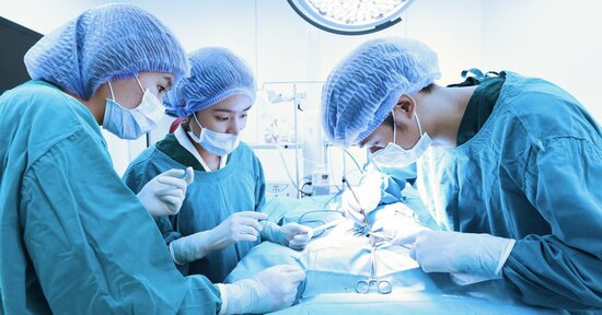 【患者が驚く外科医の発言】「これから手術で腸を縫いますが、糸と針は使いません」…その真相とは？ 