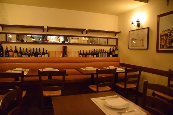 「ロッツォシチリア(ROZZO SICILIA)」の店内