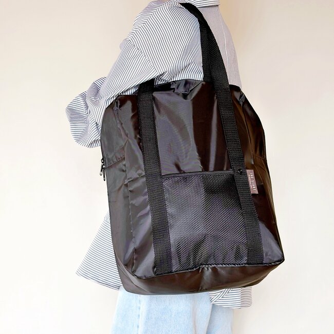 「両手が空いてありがたい」3COINSの”手ぶらで持てる保冷バッグ”ガバッと開くから出し入れが楽ちん!「冷凍食品やアイスのまとめ買いに便利」「雨の日でも大丈夫です」