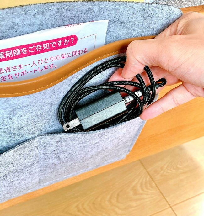 処方薬や郵便封筒がスッキリ…！ダイソーの“ソファに足せるポケット”年金や健康診断のお知らせをポイポイしまえるの！《購入レビュー》