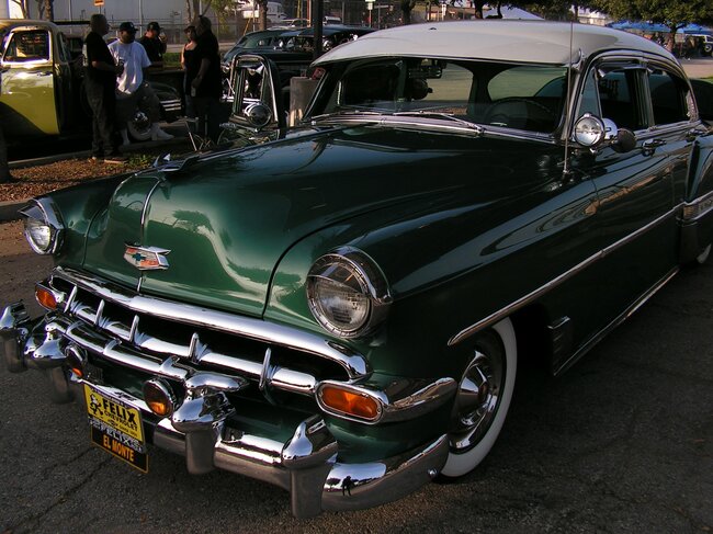 「車高が地面につくほど低い！」「ピカピカに光ってる…」LAの街で見た、古き良きアメ車マニアたちの“レジェンド級”なこだわり