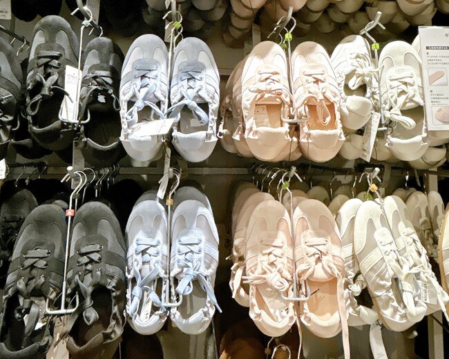 「鬼鬼鬼可愛すぎる」「本気で全色買いするか迷ってる」GUの“めちゃ軽シューズ”楽ちんすぎて、もう他のスニーカーに戻れないよ…！