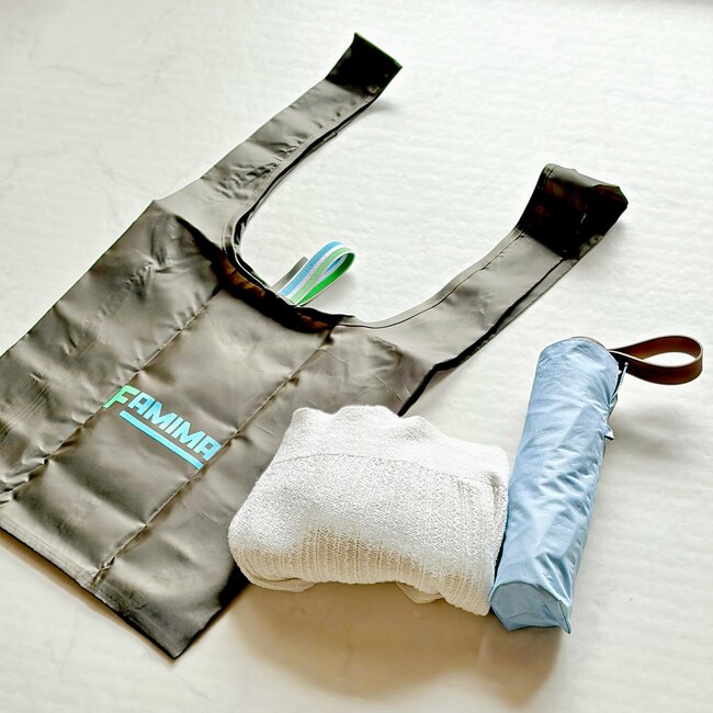 お出かけの必需品になった！ファミマの「クルクルたためるエコバッグ」荷物をポイポイ入れられて楽ちん！《購入レビュー》