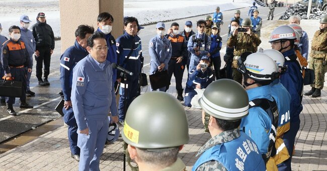写真：能登半島地震の被災地を視察する岸田文雄首相