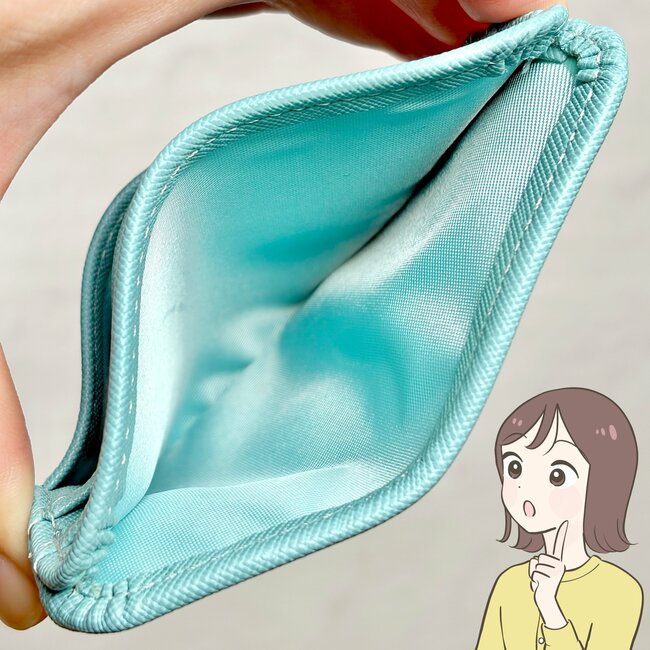 「色違いで2つ購入」3COINSの“ぺたんこ財布”コンパクトなのにカードが15枚入った！「薄くて軽い」「小さいカバンでも全然入る」