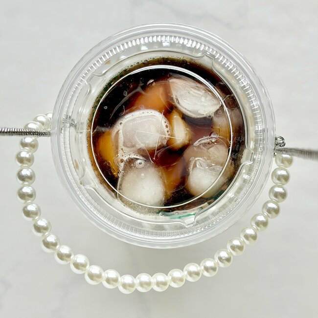 コーヒーやフラペチーノを手ぶらで持てて感動…！3COINSの「天才が考えたアイテム」荷物が多い日に大助かりです！《購入レビュー》