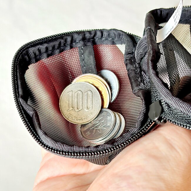 思わず2色まとめ買いした…！セリアの「ミニ財布になるポーチ」手ぶらで持ち歩けて天才！《購入レビュー》