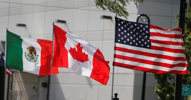 米国、カナダ、メキシコの3ヵ国の国旗