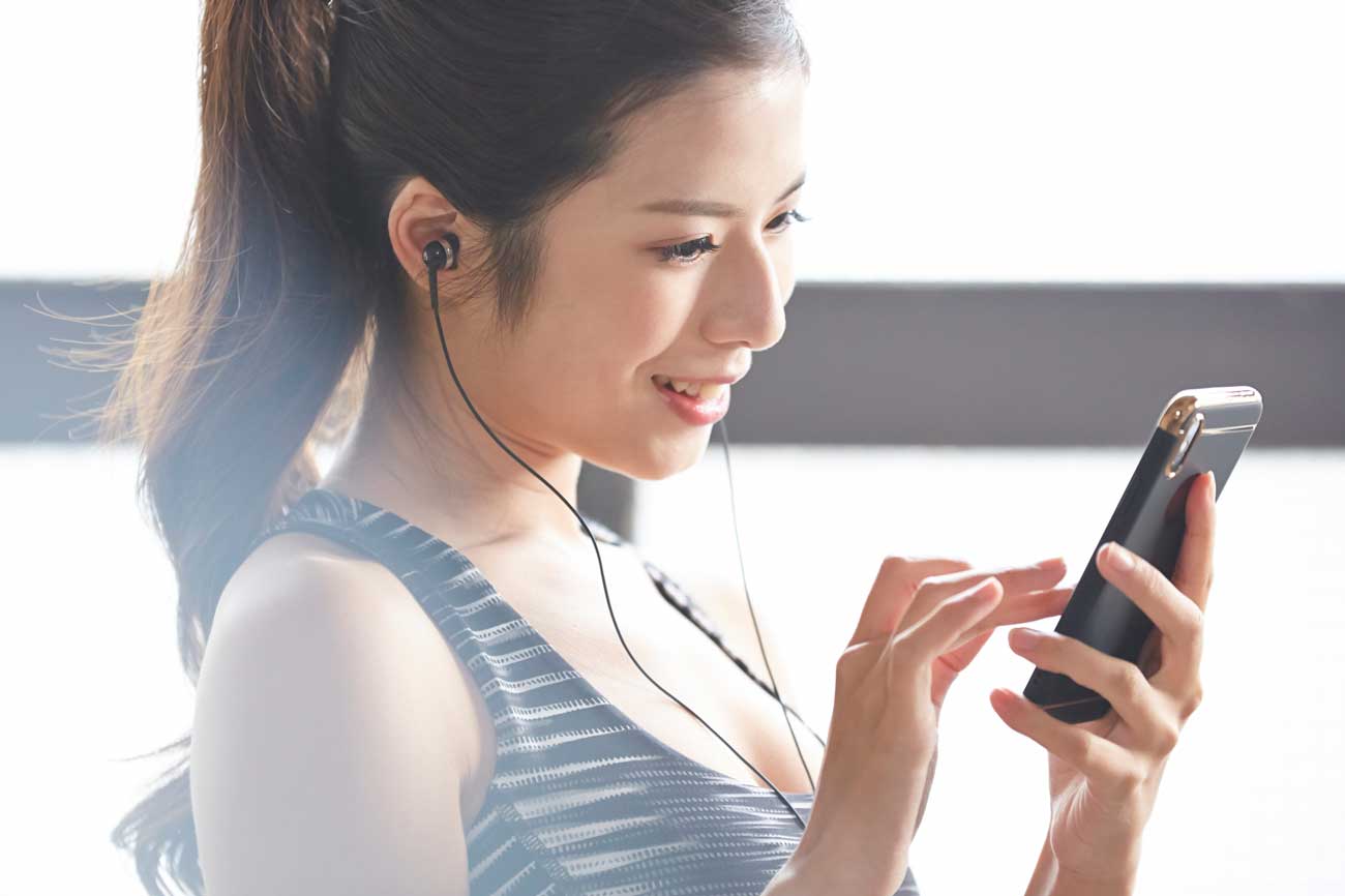 スマホで音楽を聞く女性