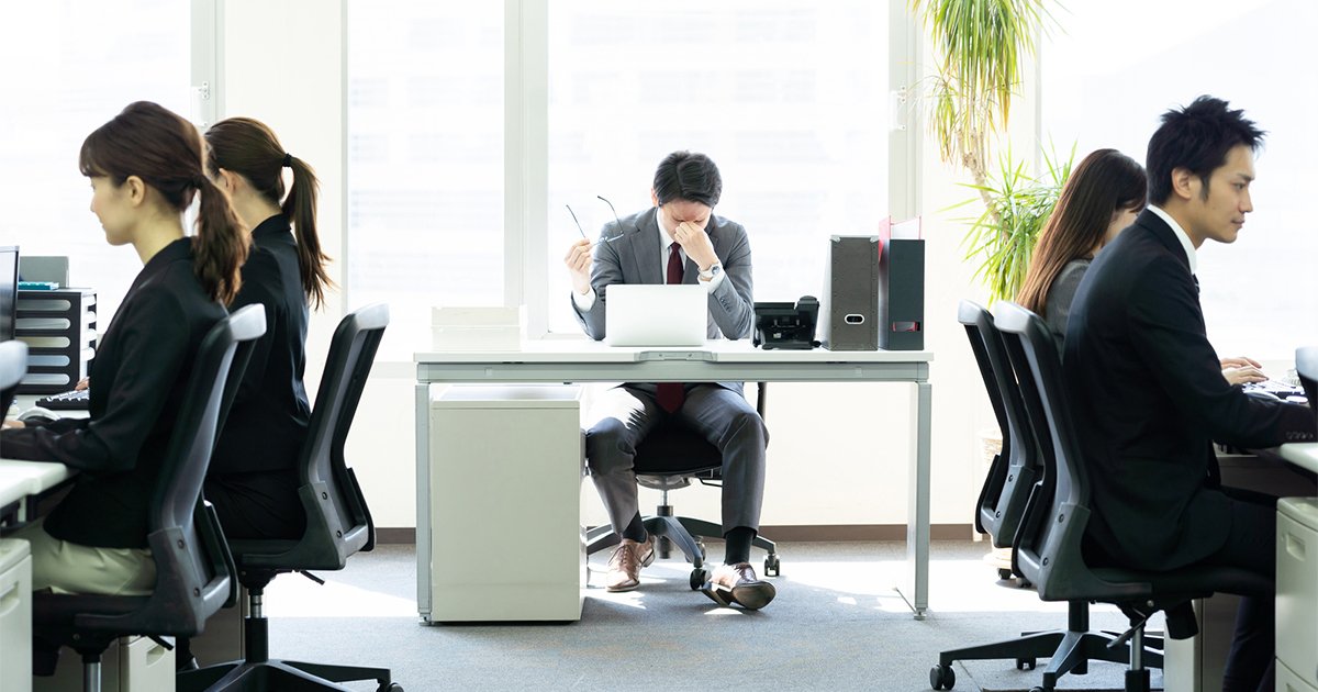 オフィスで働く人々