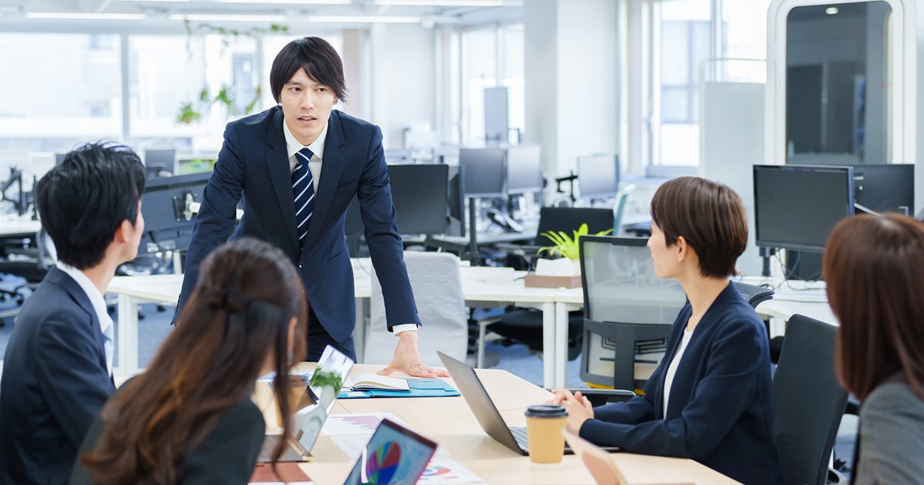 会議で説明するビジネスマン