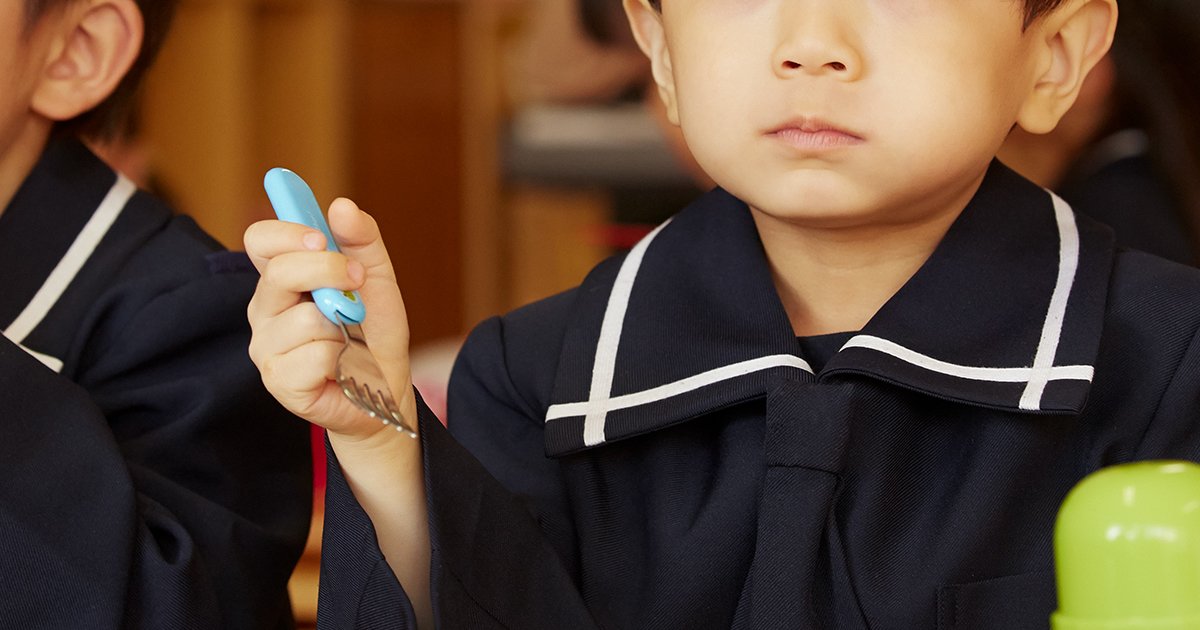 食事をする幼稚園生