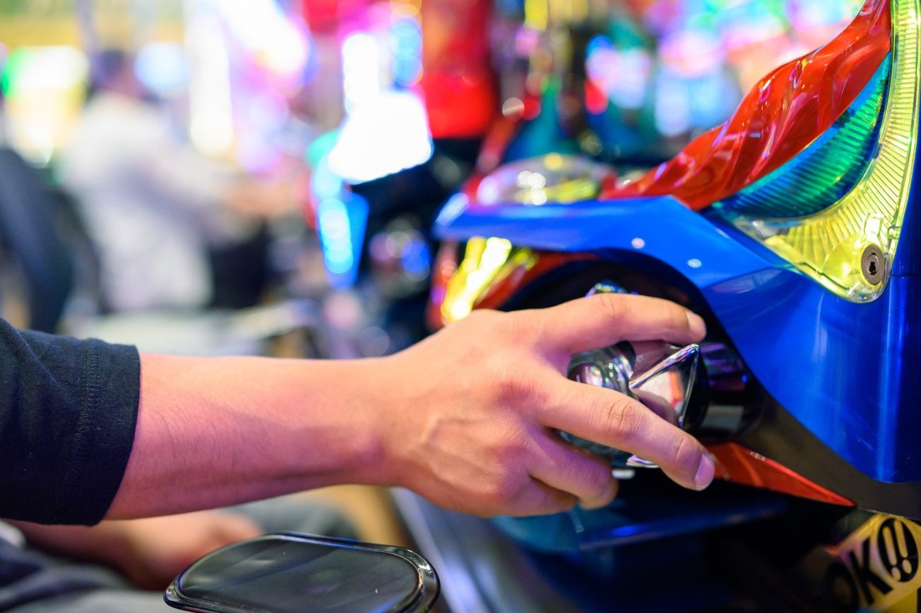 パチンコは「頭が悪いことへの罰金」なのか？ ギャンブルをする人の心理とは