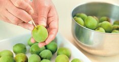 【昔の知恵ってすごい！】日々の不調を回復へと導く、梅を使った“自然のくすり”