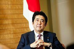 安倍氏が率いた外向きの日本、内向きになる世界で