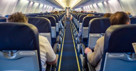 【信じられない】飛行機の隣で“無言オジ”が「ひじ掛けを全占領」。その後の呆れた行動に開いた口が塞がらない