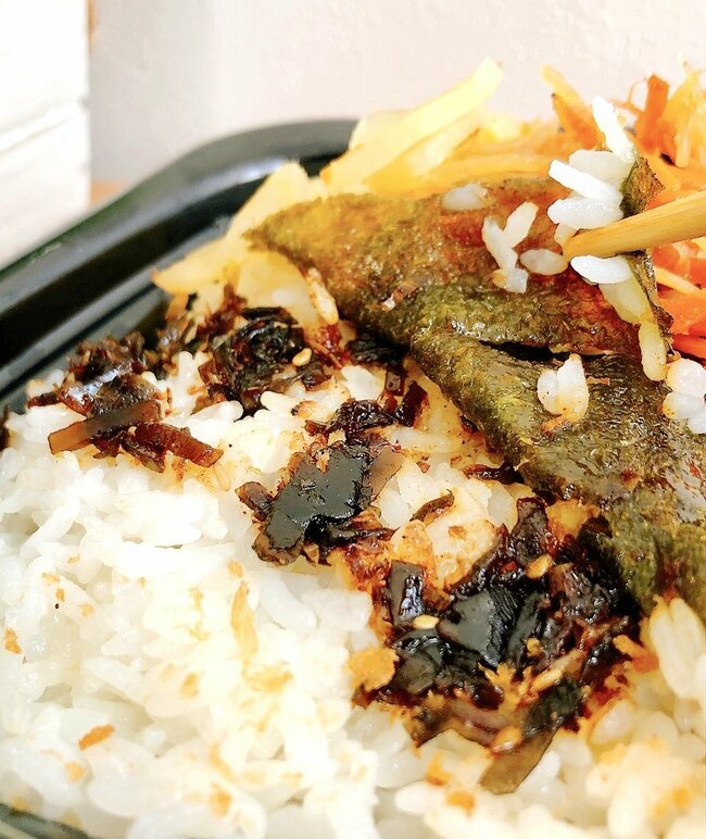 「バカの弁当」「頭わるい」ほっともっとの“1200kcal超え弁当”おかずぎっしりでお腹パンパン！「これでいいんだよ感スゴい」