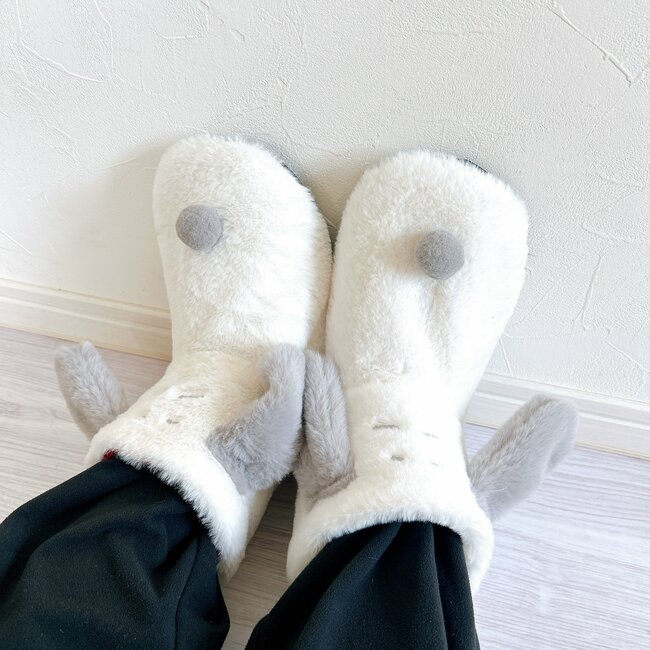 まさかのコラボで3度見した…!しまむら×スヌーピーの「履くホカロン」ぬいぐるみみたいでポカポカなんです!