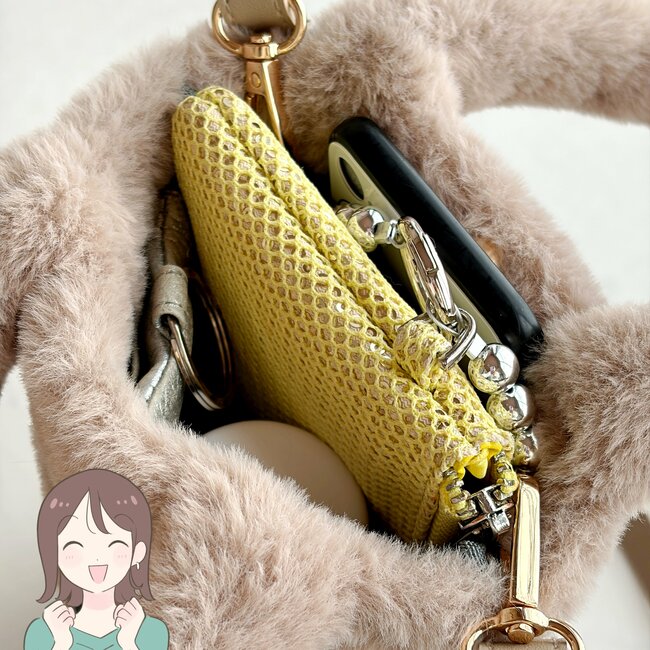 「こんなん見たら買うしかないやろ」スタバの“ボトルみたいなショルダーバッグ”が可愛すぎる…!「2店舗目でGETできました」「街で見かけたら思わず二度見しちゃう」