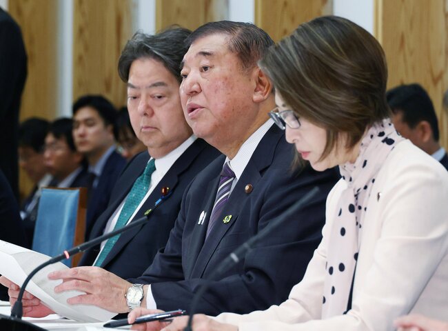 石破茂首相(中央)、三原じゅん子共生社会担当相(右)
