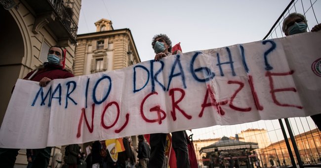 イタリアのトリノでカステッロ広場でマリオドラギ新イタリア首相に抗議する市民