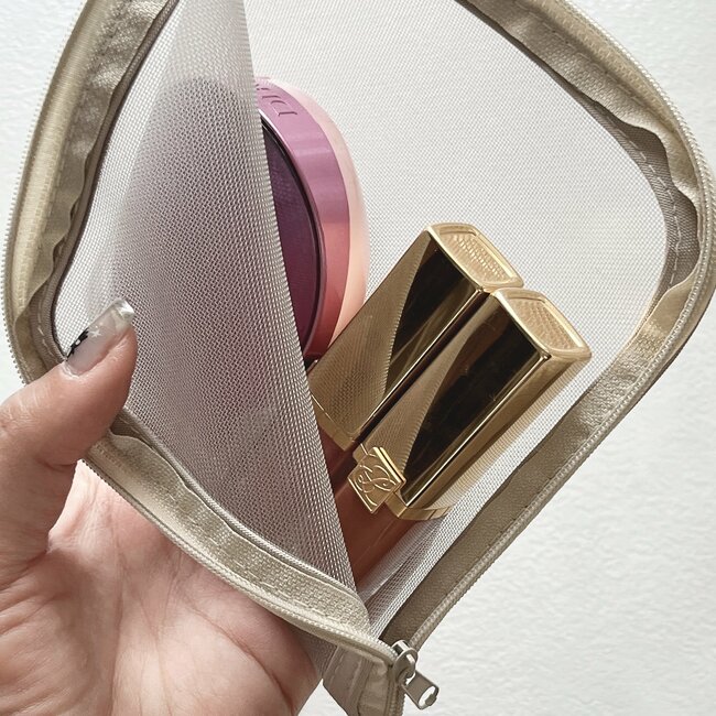 「収納力ばつぐん」「かさばらない！」セリアの“メイクお直しポーチ”ミニバッグに入るコンパクトさがお気に入り！「リップ何本も入れようと思う」