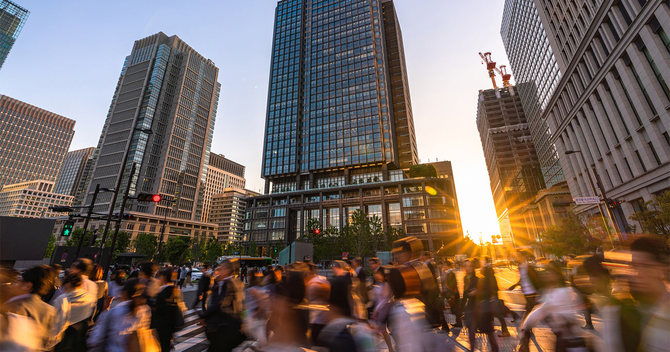 東京の街を行きかう人々