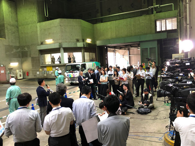 7月18日の記者会見は、市川市クリーンセンターの焼却炉前。大勢のメディアが詰めかけた。
