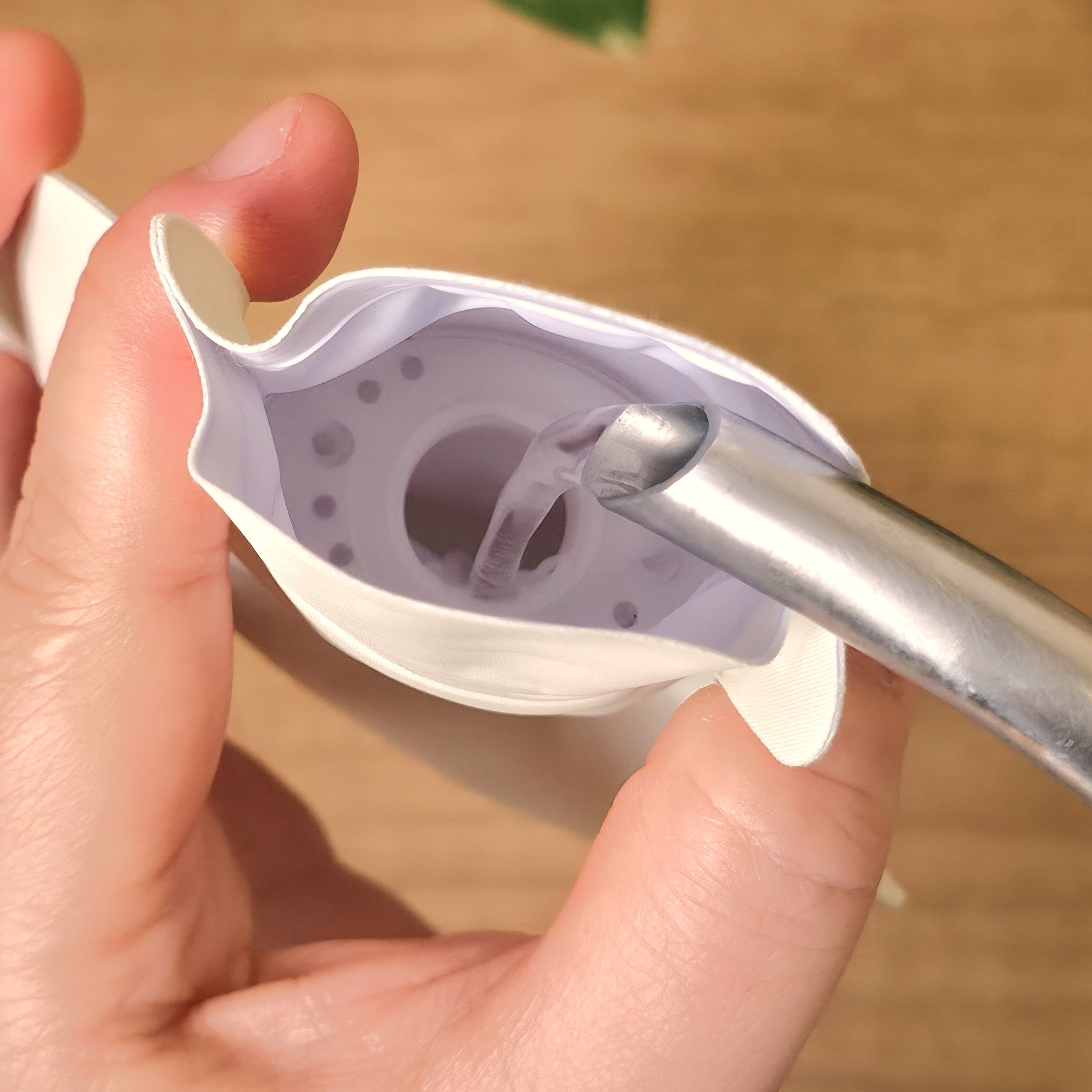 「朝の激寒通勤にちょうどいい！」セリアで見つけた“ミニ湯たんぽ”使い勝手バグツンで感動した！「ちょうどいいサイズ」「見た目もかわいい」