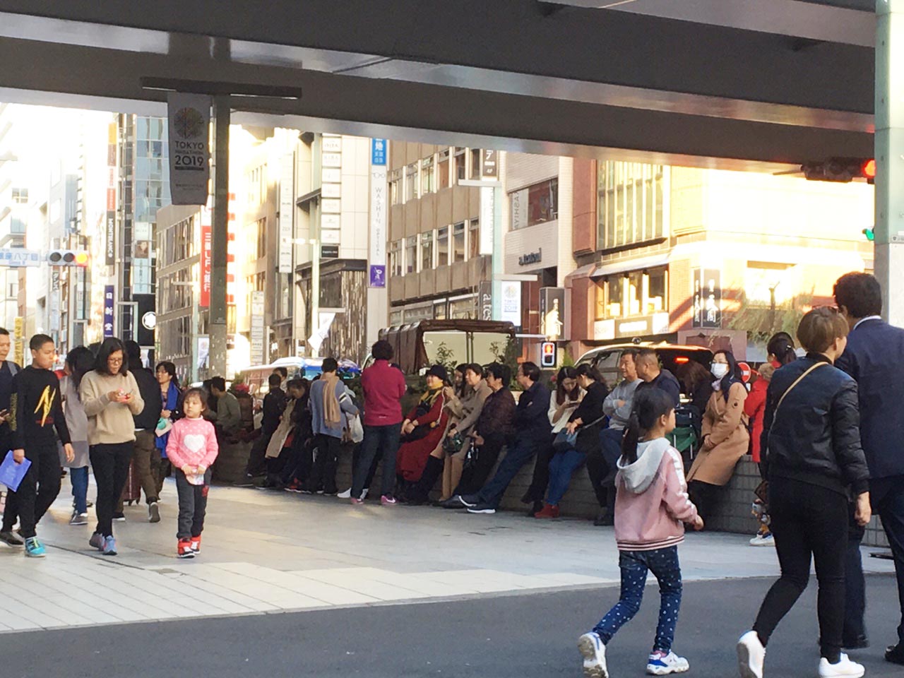 ほとんど何も買っていない中国人観光客。バスの待合所で