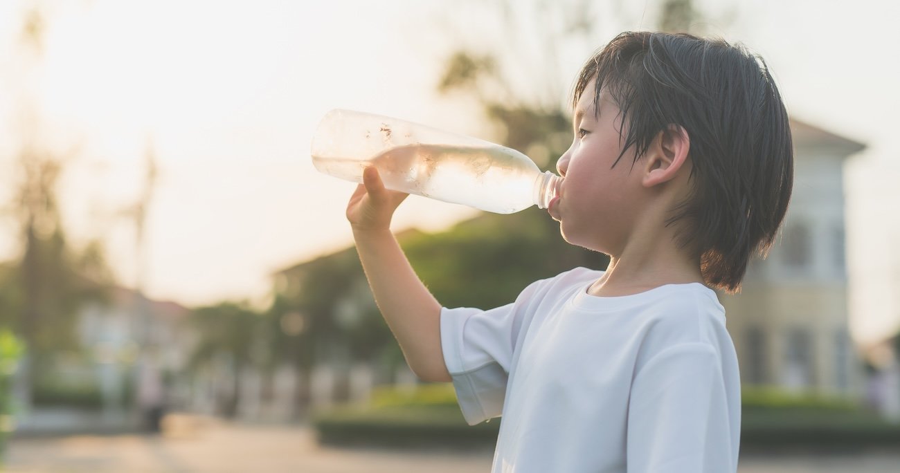 水を飲む子供