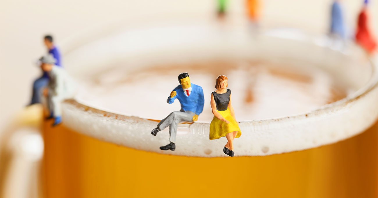 ビールと会話する男女