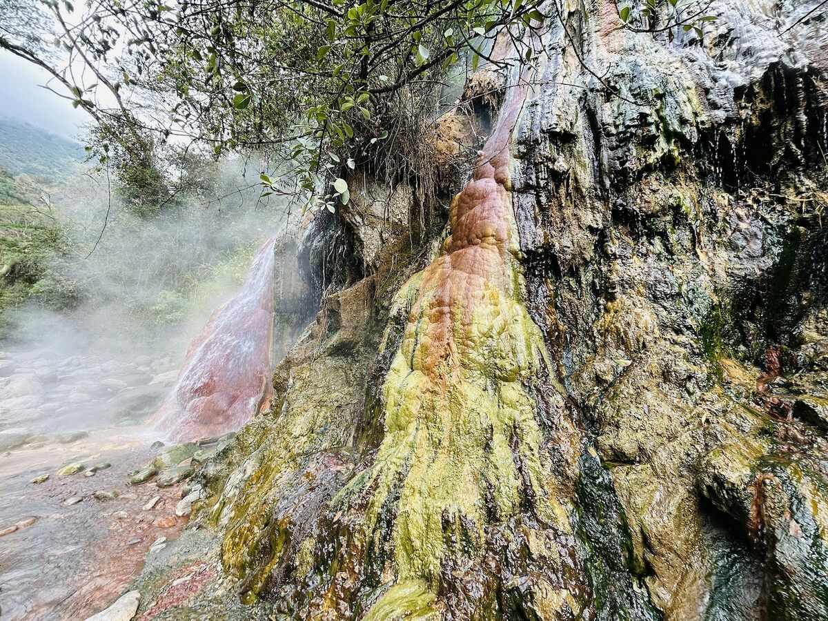 知られざる山奥の秘湯に一緒に入ろう！コロンビアで超豪快な「最も高熱な滝湯」につかる