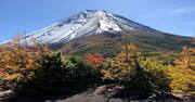 ドローンで見る日本の絶景、富士山で紅葉と初冠雪のコラボ