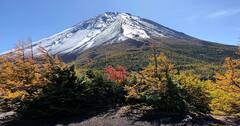 日本の絶景、富士山で紅葉と初冠雪のコラボ