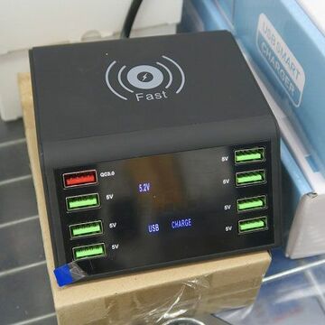 ワイヤレス充電にQC3.0も！ 8ポート搭載急速充電対応ドック