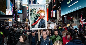 トランプ支持率低下でも米中間選挙の民主党「両院制覇」は高いハードル、「共和党よりまし」で勝ち切れるか