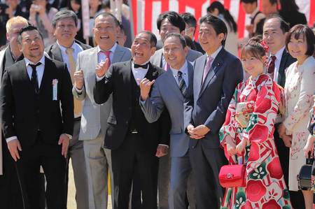 桜を見る会の参加者と安倍首相