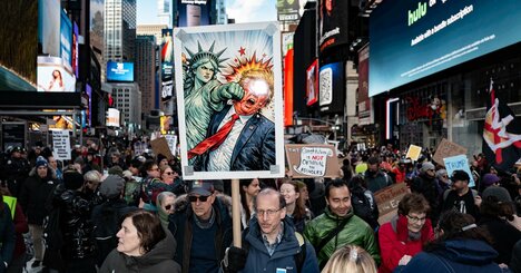 トランプ支持率低下でも米中間選挙の民主党「両院制覇」は高いハードル、「共和党よりまし」で勝ち切れるか