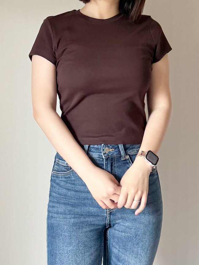 「色違いで3枚持ってます」「去年に引き続きリピート」ユニクロの“レビュー絶賛Tシャツ”デザインも着心地もバツグンです！「脚が長く見えます」「着痩せして見えました」《着用レビュー》