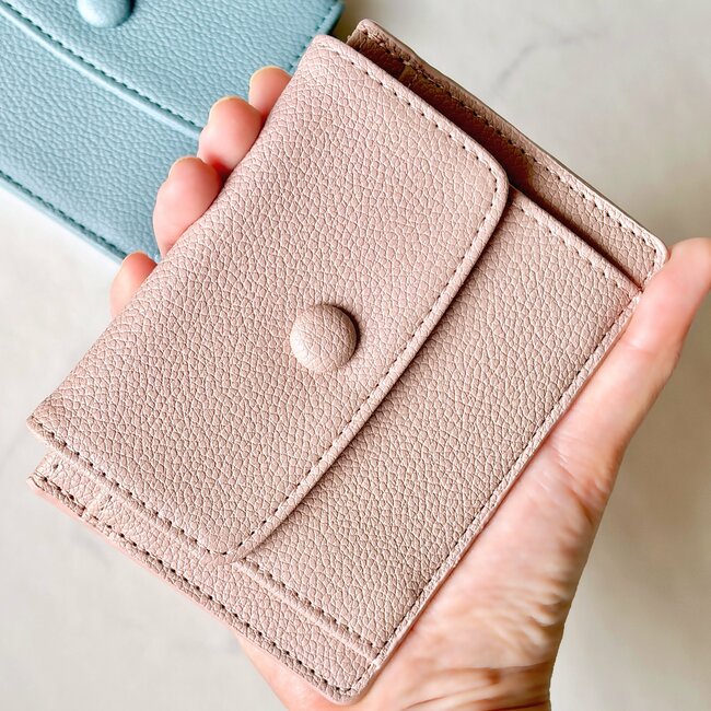 【ダイソー姉妹店】普通の財布に戻れないかも…!330円の「ぺたんこ財布」カード17枚やカギが収納できて嬉しい!《購入レビュー》