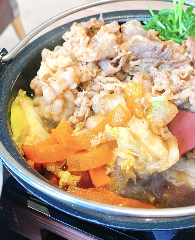「大盛りご飯4杯いただきました」吉野家の“お肉ドカ盛りメニュー”ご飯おかわり無料なのが嬉しい！「明らかに肉の量が多いわよ」「腹がパッツンパッツンです」《実食レビュー》