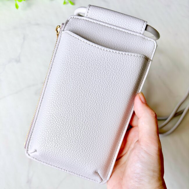 カードが35枚入った！アフタヌーンティーの“お財布がいらないスマホショルダー”手ぶらで外出できて楽ちん！「高級感がある」「年齢問わず持てる」「友達に誕生日プレゼントした」《購入レビュー》