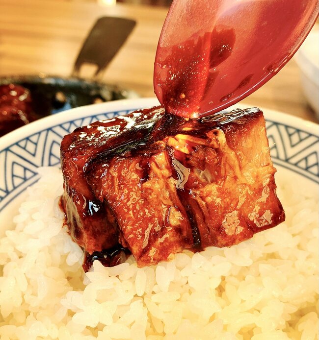 「デカすぎんだろ…」吉野家の“豪快すぎる定食”ご飯おかわり無料なのが嬉しい！「ご飯3杯いけたわ」「ありえんぐらいウマい」《実食レビュー》
