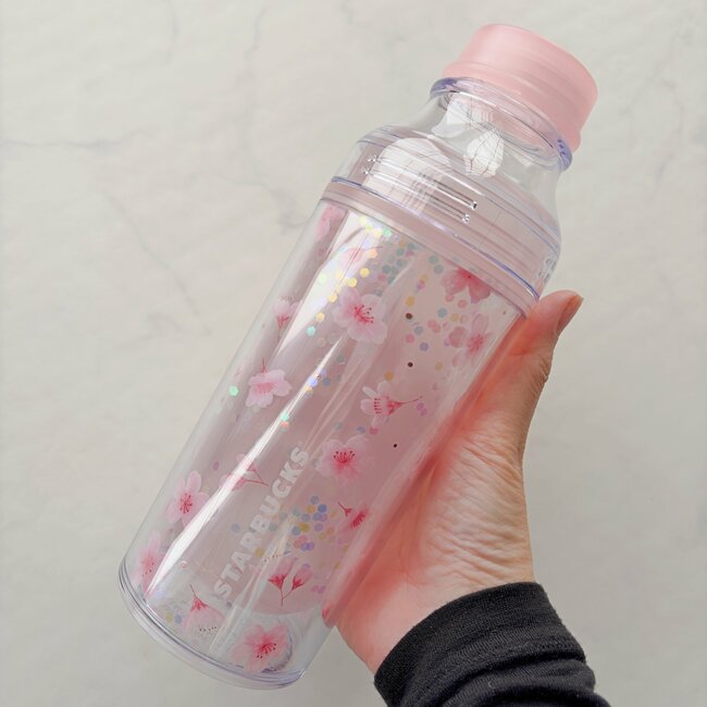 「可愛すぎる〜！」「やっぱ買っちゃう」スタバの“きらきら輝くボトル”桜の花だらけでテンション上がる！「めっちゃ可愛いくてお気に入り」