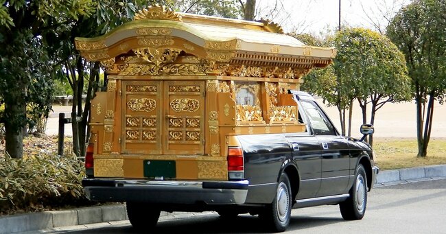 「金ピカ霊柩車」が日本で絶滅の危機→意外な国で「走る寺」「宮殿のような車」と大歓迎のワケ